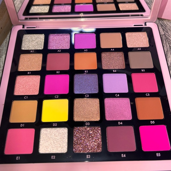 Anastasia Beverly Hills Norvina Volume 4 Face & Body Palette - Picture 5 of 5